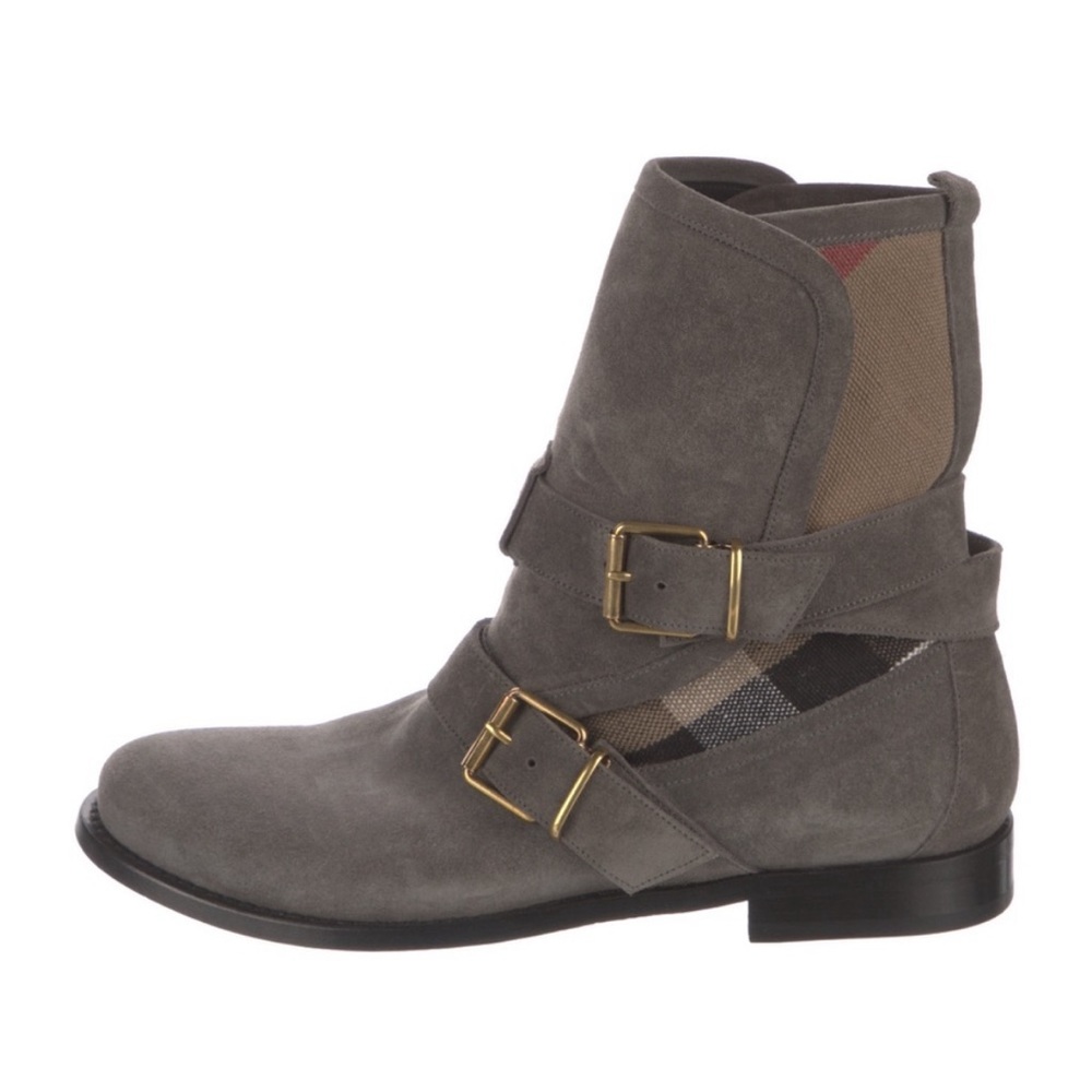 Burberry suede boot 💓